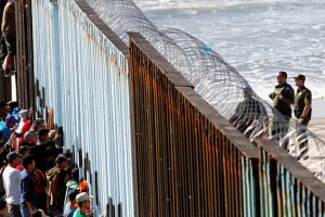 ABD sınırındaki Tijuana'da g&ouml;&ccedil;men kazanı kaynıyor