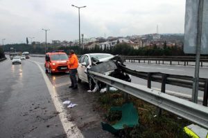 Otomobil bariyere &ccedil;arptı: S&uuml;r&uuml;c&uuml; ve kızı yaralı