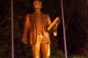 Atat&uuml;rk heykeline sprey boyalı saldırı