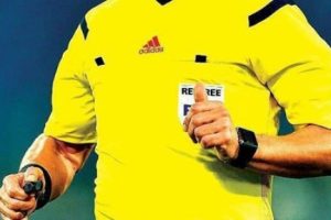 İngiliz hakeme 'taş, kağıt, makas' cezası