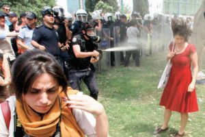 Gezi Parkı'nda 'kırmızılı kadın'a gaz sıkılması talimatı vermişti, yakalama kararı çıkarıldı