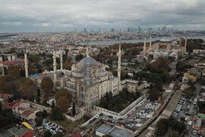 Sultanahmet Camii'nde turistleri bile şaşırtan g&ouml;r&uuml;nt&uuml;!
