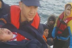 Botları batmak &uuml;zere olan d&uuml;zensiz g&ouml;&ccedil;menler kurtarıldı
