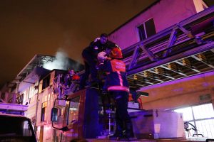 Bursa'da korkutan yangında mahsur kalan 5 çocuk kurtarıldı