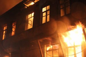 Kütahya'da büyük yangın! 4 ev kullanılamaz hale geldi