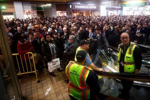 New York'taki kar fırtınası y&uuml;zlerce kişiyi mahsur bıraktı