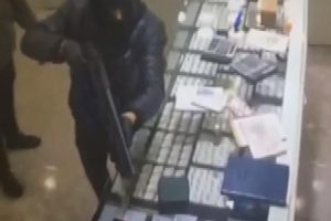 Silahlı soyguncular şoke oldu! &Ouml;nce tabure attı sonra...