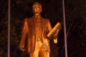 Atat&uuml;rk heykeline sprey boyalı yazıya 3 g&ouml;zaltı