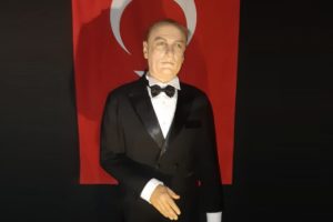 AVM'deki Atat&uuml;rk heykeline tepki