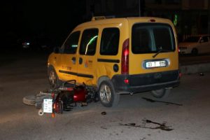 Taksiyle &ccedil;arpışan motosiklet s&uuml;r&uuml;c&uuml;s&uuml; can verdi!