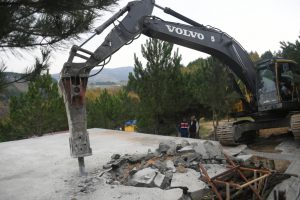 Bursa'da kaçak ev oyunu yıkımla bitti