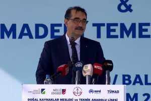 Bakan D&ouml;nmez yerli otob&uuml;s&uuml; inceledi