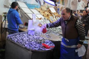 Bursa'daki balık tezgahlarında bayram havası! Hamsinin kilosu 7 lira (ÖZEL HABER)