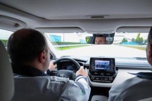 Bakan Varank, Toyota'nın hibrit modelini test etti