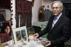 Psikiyatr eski b&uuml;y&uuml;kel&ccedil;i lokanta işletiyor, diş&ccedil;i eşi yemekleri pişiriyor