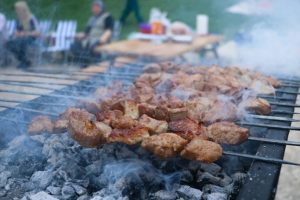 Mangal yakayım derken t&uuml;m bah&ccedil;eyi alevler i&ccedil;inde bıraktı