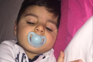 Alman koruyucu ailenin evinde &ouml;len minik Savaş, son yolculuğuna uğurlandı