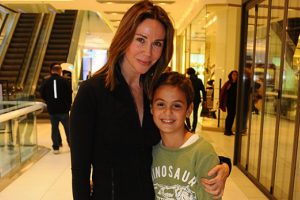 Demet Şener &ccedil;ocuklarıyla gezmeye &ccedil;ıktı