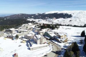 Bursa Uludağ'da erken gelen kar sevindirdi