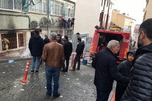 Fatih'te korkutan yangın: 3 kişi kurtarıldı
