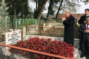 Soylu, şehit kaymakam Safit&uuml;rk'&uuml;n mezarı başında dua etti