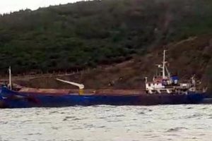 Kuru y&uuml;k gemisi karaya oturdu!