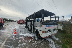 Kursiyerlerin ısınması i&ccedil;in kurulan soba, otob&uuml;s&uuml; yaktı