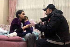 Torbacının eşi eroinleri oyuncak ayıyla pencereden attı