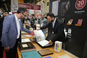 Bakan Kasapoğlu, kitap fuarını ziyaret etti