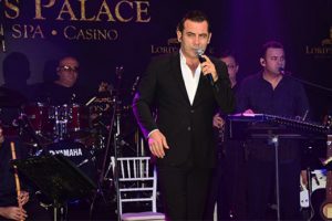 Ferhat G&ouml;&ccedil;er sahne sonrası kızına koştu