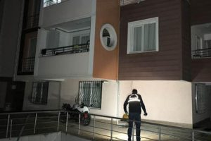 Yakalanmamak i&ccedil;in balkondan atlayan asker ka&ccedil;ağı yaralandı