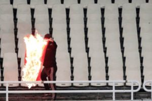 Yunan taraftarlar, tribünde Türk Bayrağı yaktı