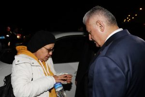 Binali Yıldırım, aracını durdurup kazazedelerle ilgilendi