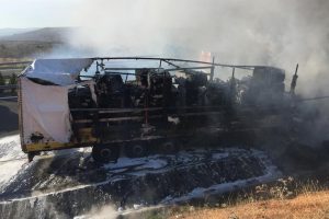 Pamuk y&uuml;kl&uuml; tır alev aldı: 2 yaralı