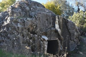 Adıyaman'da Roma d&ouml;nemine ait kaya mezar bulundu