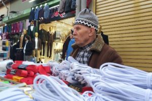 Bursa'da&nbsp;81 yaşındaki görme engelli, tuhafiye ürünleri satıyor