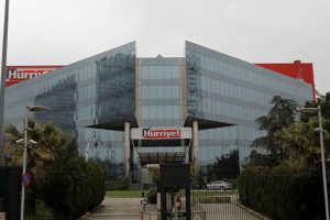 H&uuml;rriyet, iki yazarıyla yollarını ayırdı