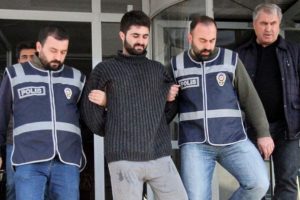 Babasını 50 bı&ccedil;ak darbesiyle &ouml;ld&uuml;ren sanığa indirim!