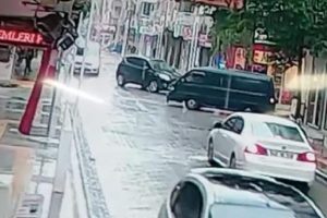Kavşaktaki kaza g&uuml;venlik kamerasında