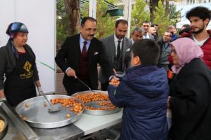 Mevlid Kandili m&uuml;nasebetiyle lokma dağıtıldı