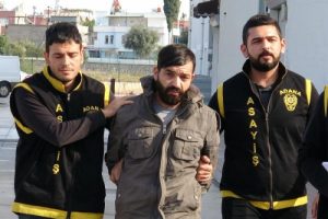 &Ccedil;ikolatayla kasa a&ccedil;tırıp 3 bin TL &ccedil;aldı... O zanlı b&ouml;yle yakalandı!