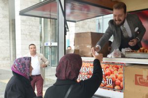 Bursa Nil&uuml;fer'in kandil tatlıları Japon personelden