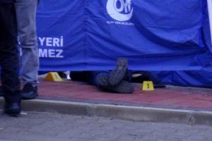 Eşini durakta beklerken &ouml;ld&uuml;r&uuml;p, intihar etti!