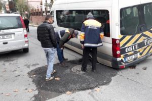 Yol &ccedil;&ouml;kt&uuml;, &ouml;ğrenci servisi mahsur kaldı
