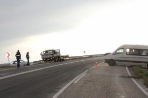 &Ouml;ğrenci servisi istinat duvarına &ccedil;arptı: 5 yaralı
