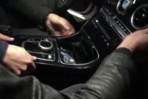 Otomobildeki gizli b&ouml;lmeden &ccedil;ıkanlar şoke etti!