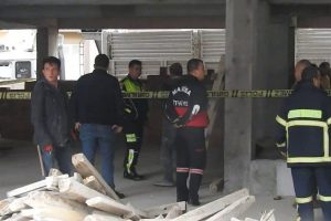 Asans&ouml;r boşluğuna d&uuml;şen tır şof&ouml;r&uuml; &ouml;ld&uuml;