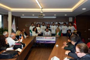 Bursa CHP'li gen&ccedil;ler &ccedil;ocuklara sahip &ccedil;ıktı