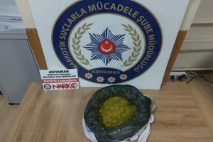 Toprağa g&ouml;m&uuml;l&uuml; uyuşturucuya 3 tutuklama