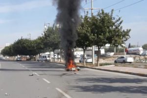 Otomobille &ccedil;arpışan motosiklet yandı; s&uuml;r&uuml;c&uuml;s&uuml; ağır yaralı